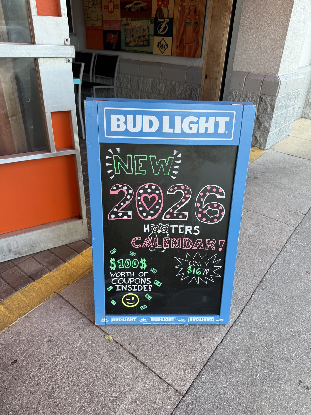 Tabule před restaurací: BUD LIGHT, NEW 2026 HOOTERS CALENDAR, ONLY $16.99