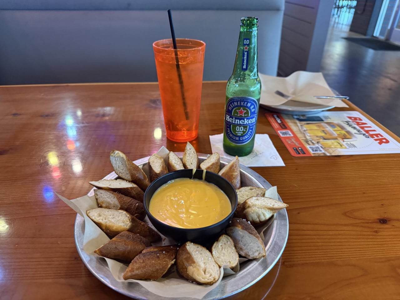 Preclíkové kousky s sýrovým dipem, Heineken 0.0, oranžový drink, menu BALLER.