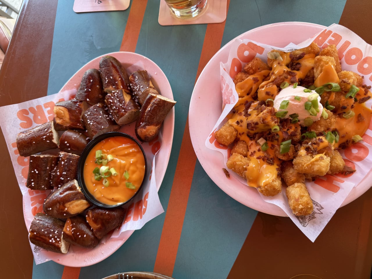 Dva talíře v Hooters: preclíkové kousky se sýrovým dipem, loaded tater tots