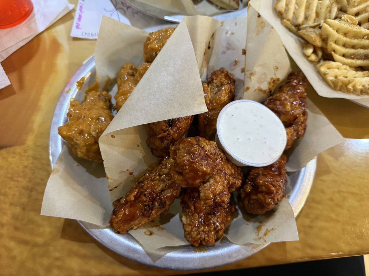 Talíř kuřecích křidélek v omáčce s ranch dipem a hranolkami