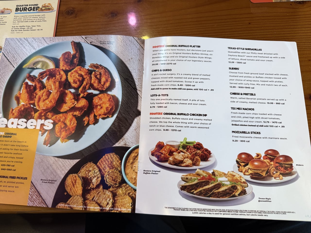 Otevřené menu Hooters, stránka Appetizers a HOOTERS ORIGINAL BUFFALO PLATTER.