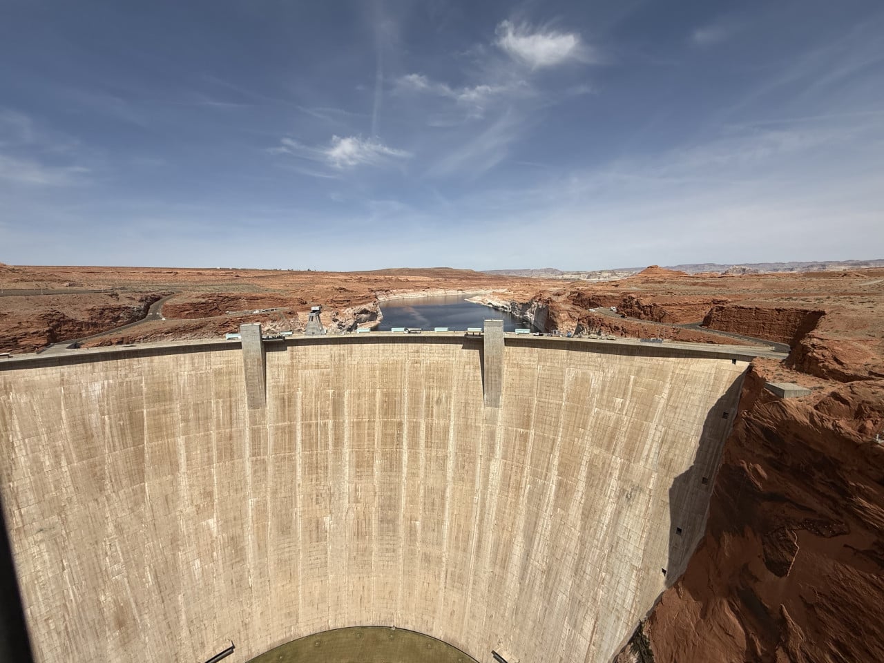 Pohled z vrchu na betonovou přehradu Glen Canyon a jezero Powell v poušti