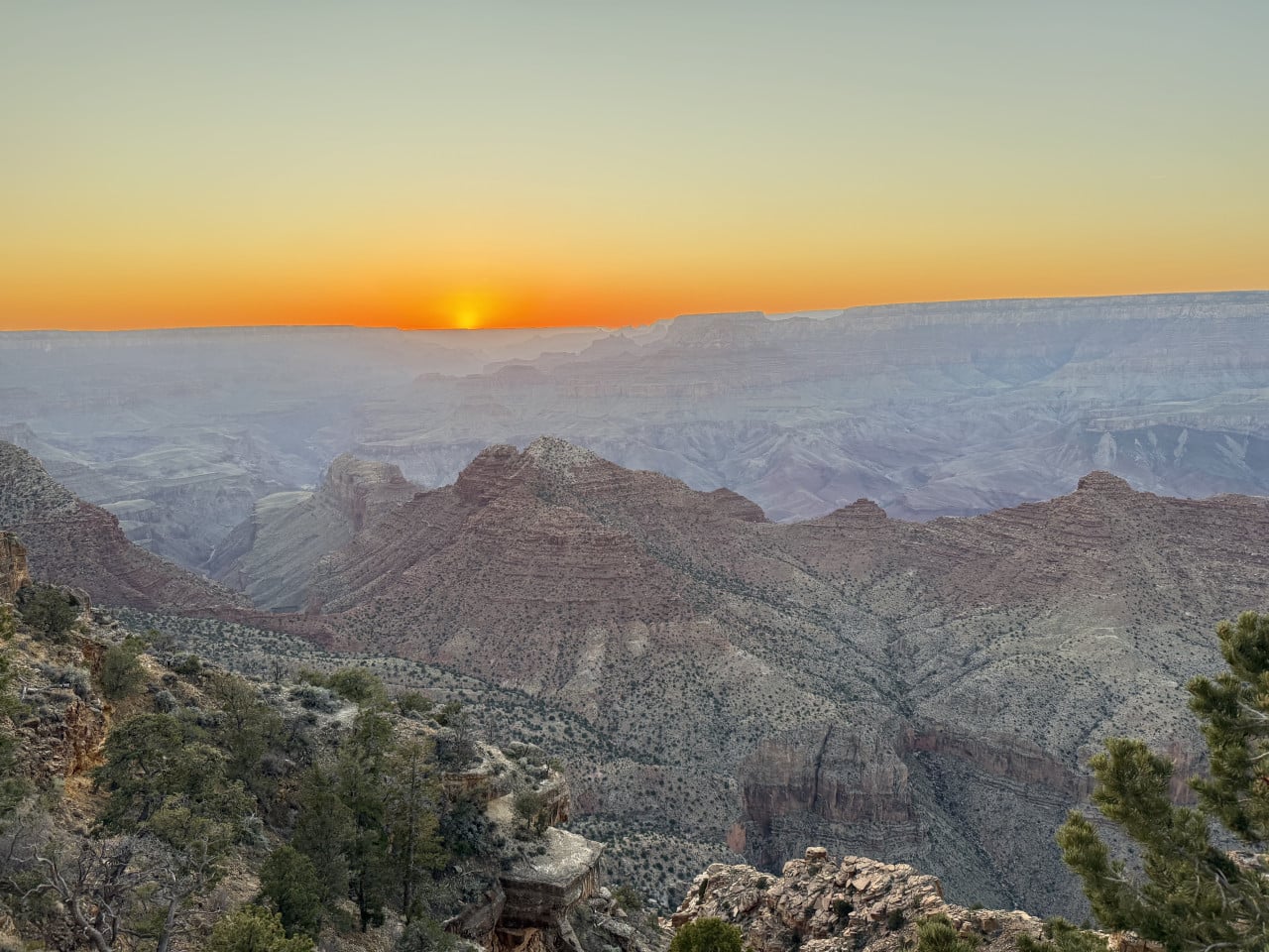 Západ slunce na kraji propasti: Desert View a proč je to nejlepší místo, kde začít objevovat Grand Canyon