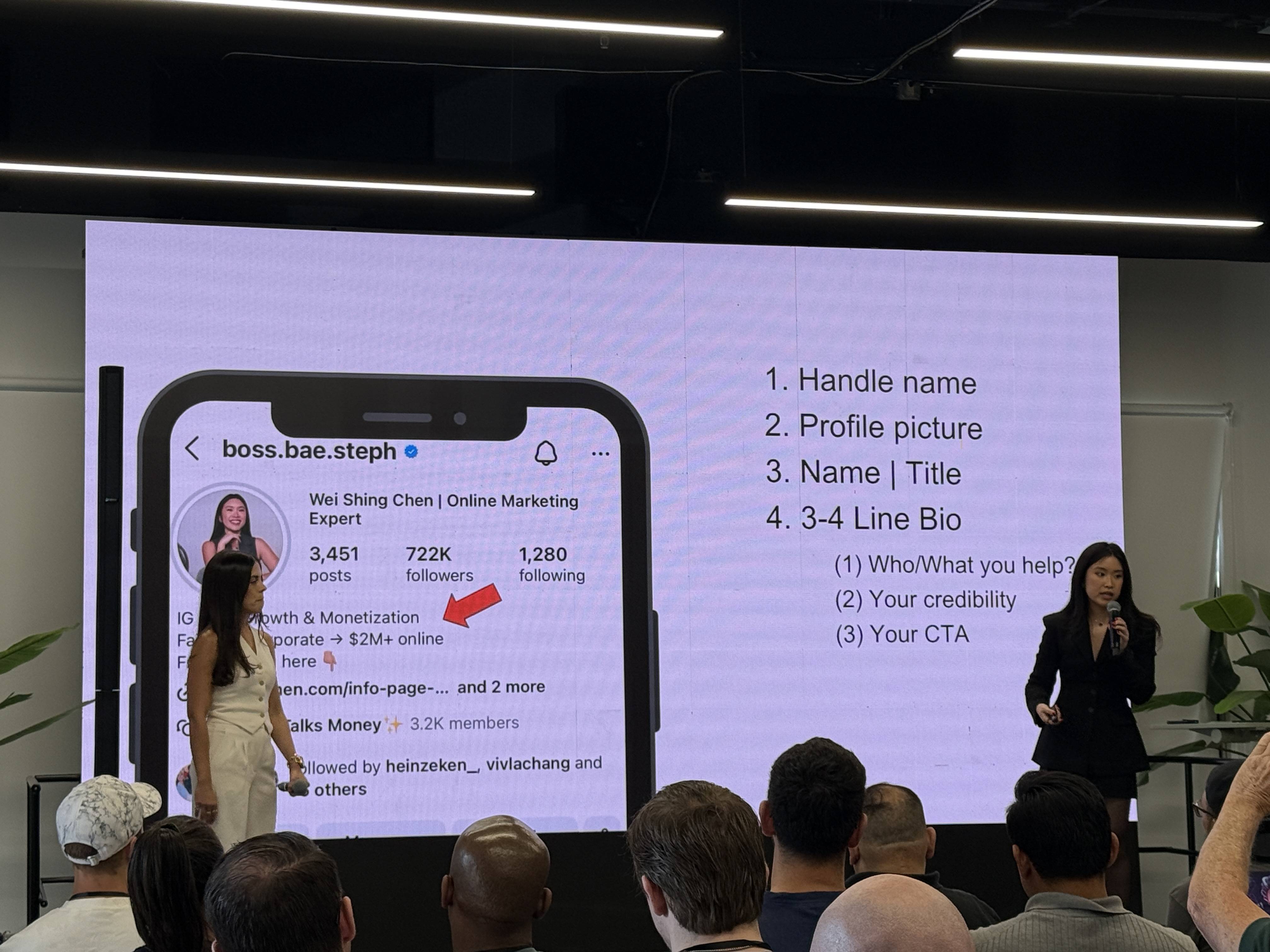 Dvě speakerky na pódiu, slide s boss.bae.steph a body Handle name, Profile picture