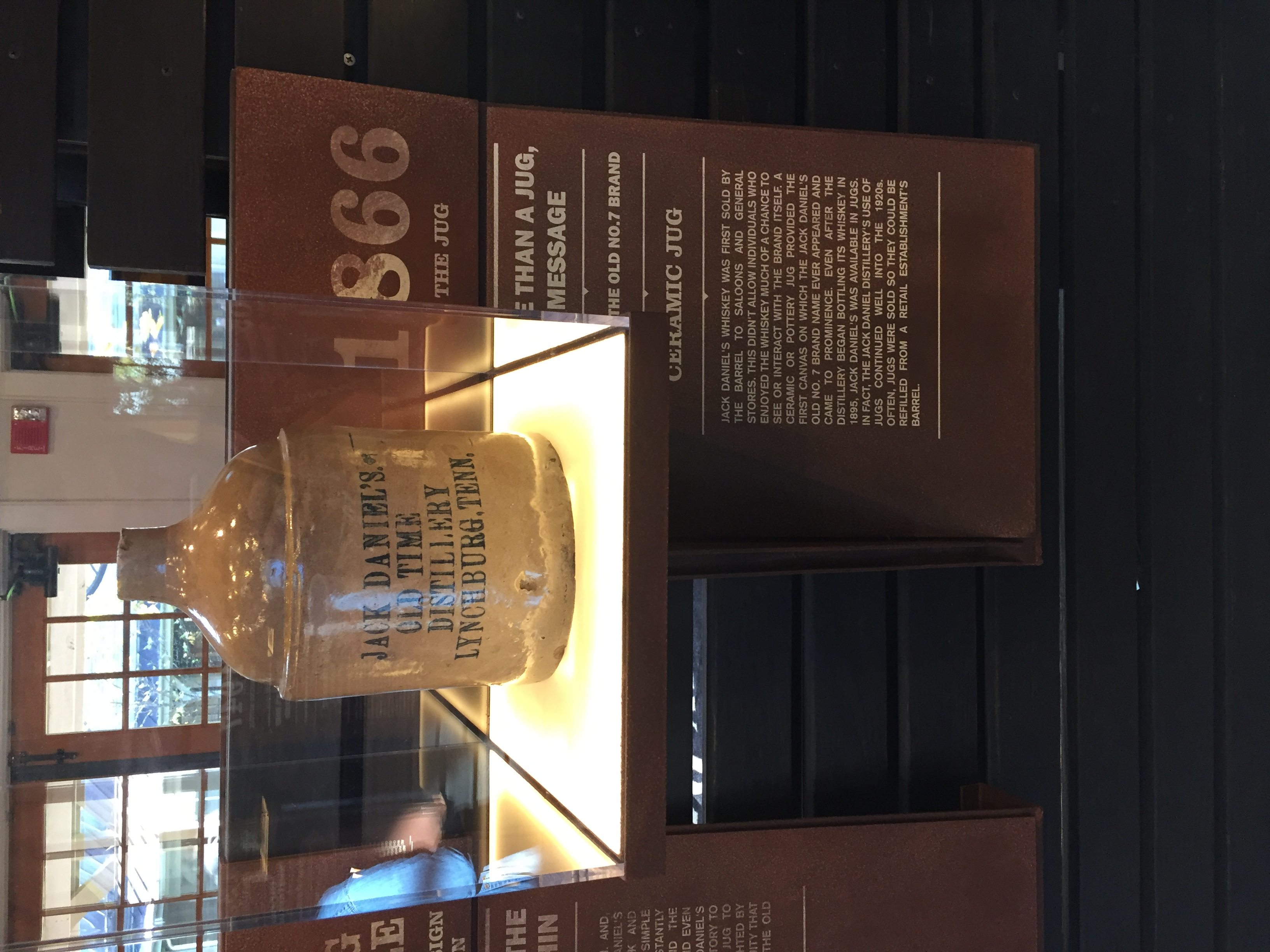 Keramický džbán v vitríně s nápisem JACK DANIEL'S OLD TIME DISTILLERY LYNCHBURG, TENN.