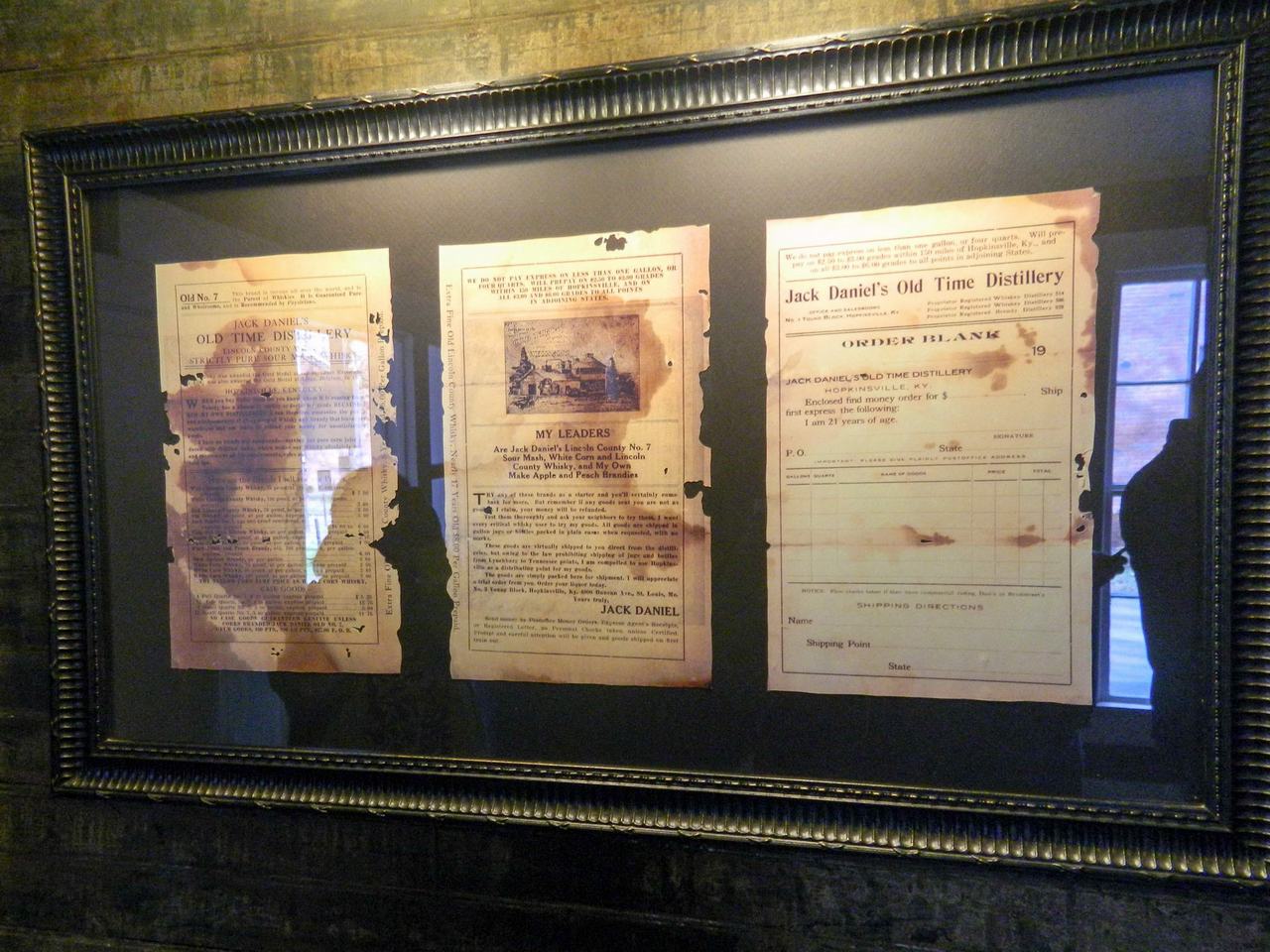 Zarámované historické dokumenty Jack Daniel’s Old Time Distillery a objednávkový formulář