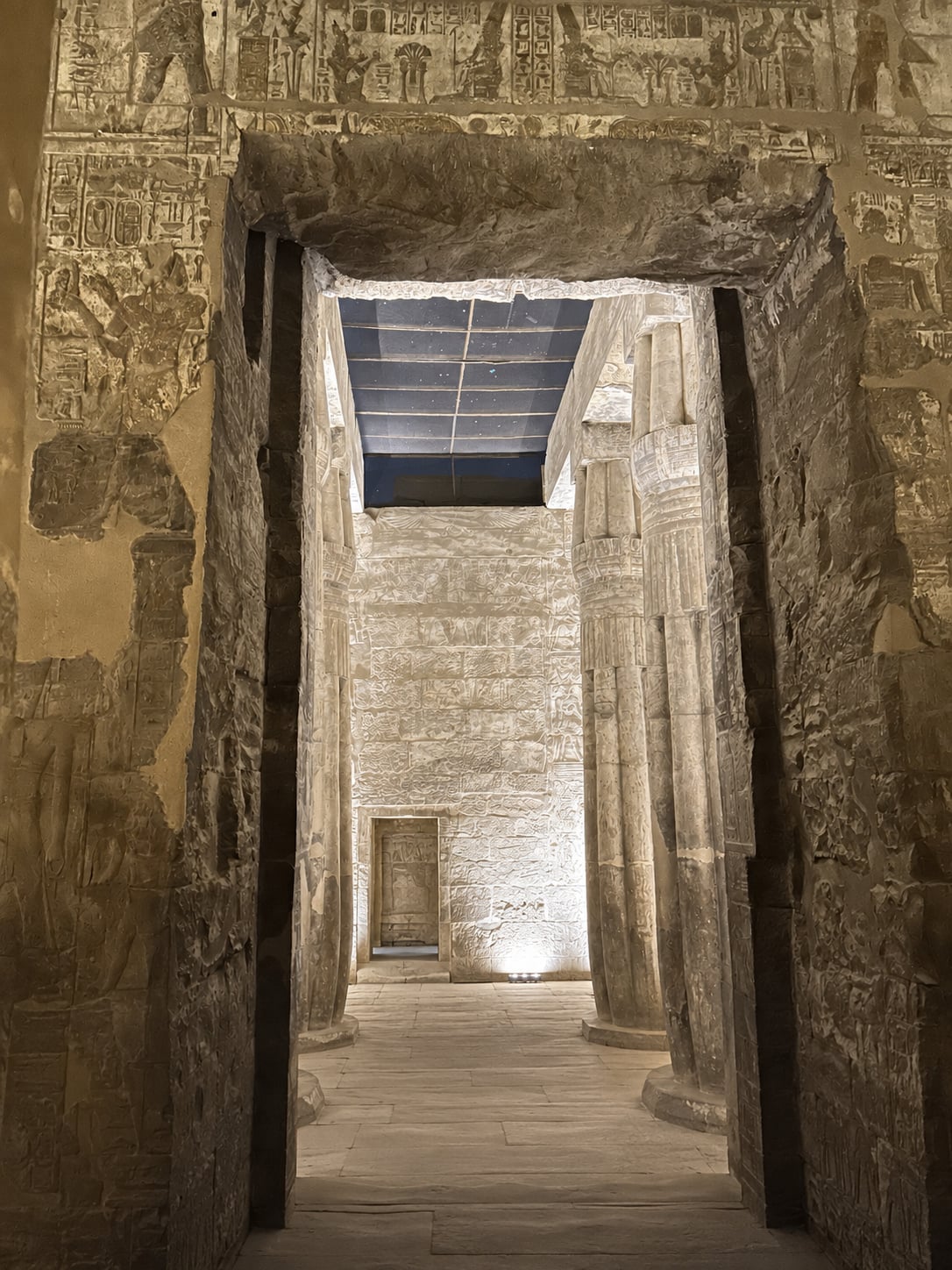Vstup do egyptského chrámu s mohutnými sloupy a hieroglyfy`