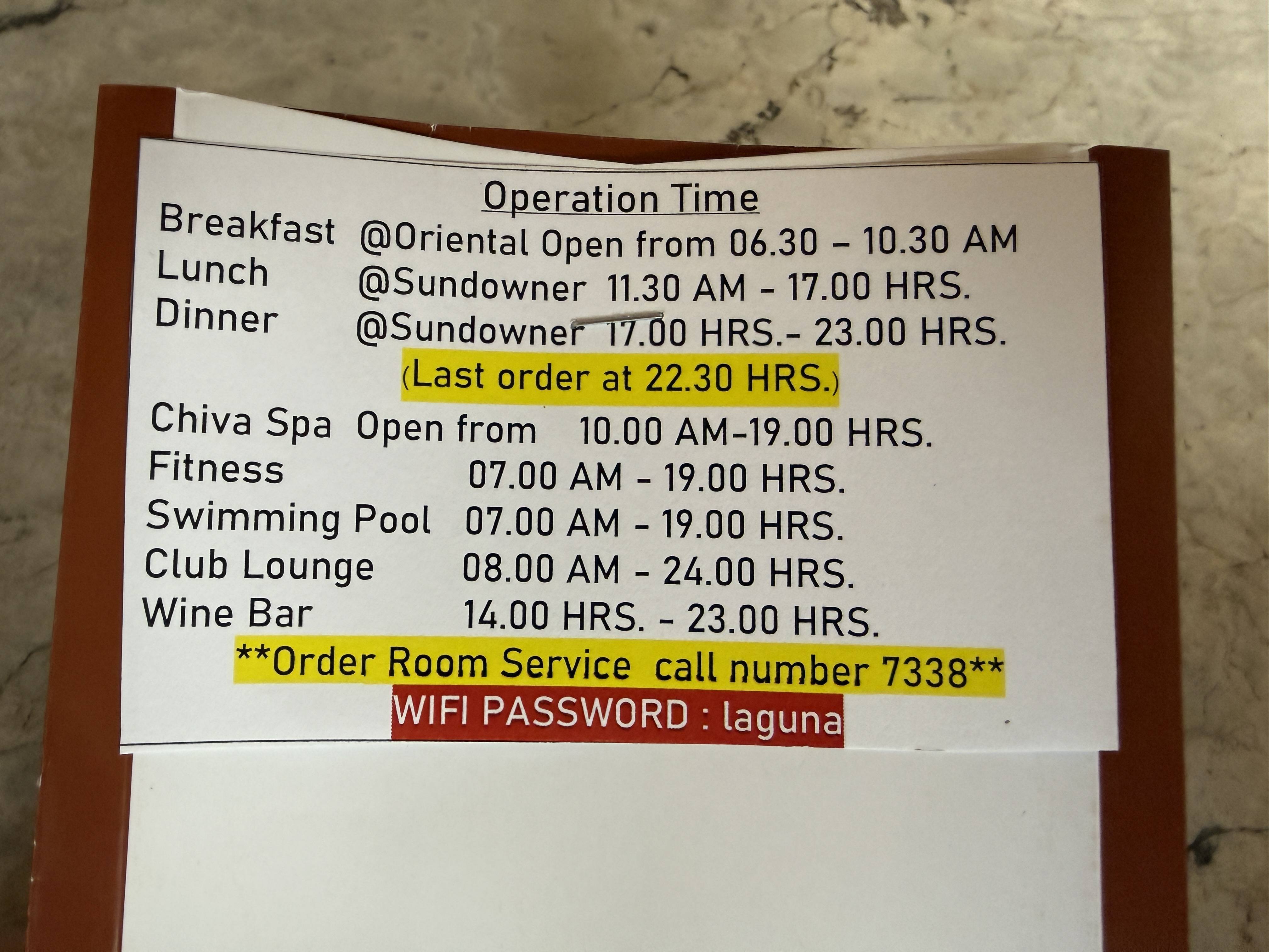Leták s provozní dobou, room service 7338, WIFI PASSWORD: laguna