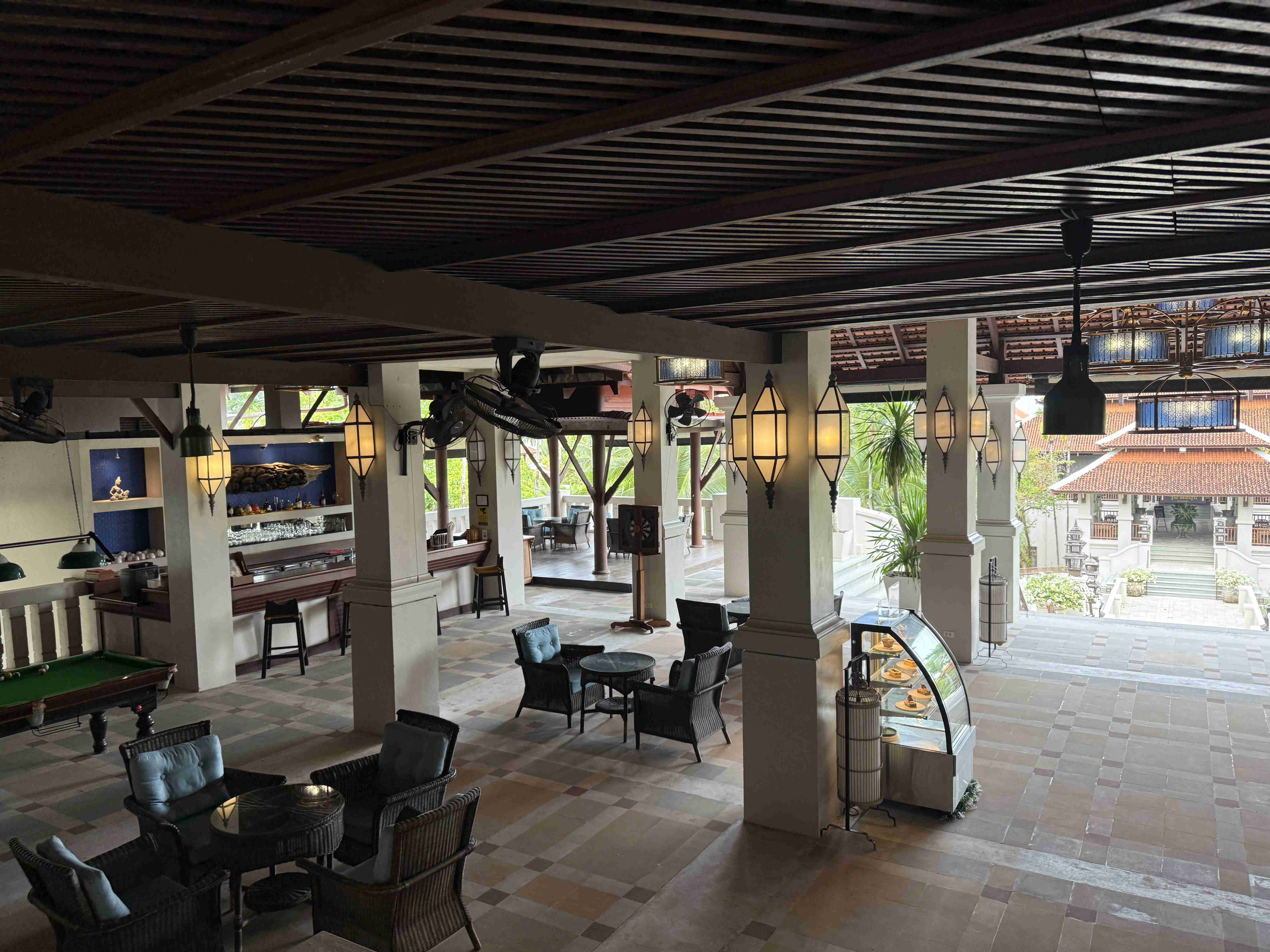 Khao lak laguna resort hotel. Otevřená hotelová hala s lucernami, barem, posezením, kulečníkem a vitrínou dezertů