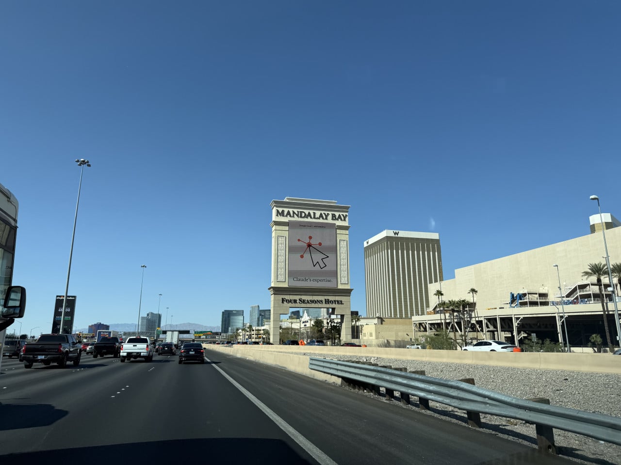 Dálnice v Las Vegas, provoz a nápis MANDALAY BAY, Four Seasons Hotel