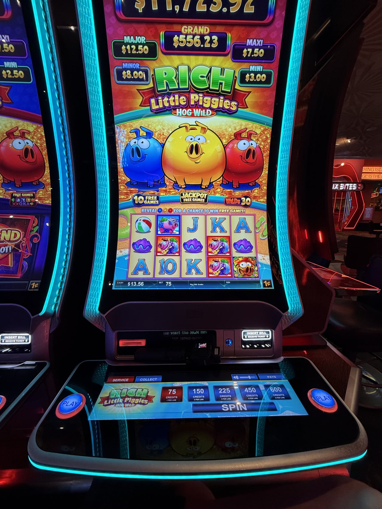 Hrací automat s nápisem RICH Little Piggies Hog Wild a třemi prasátky