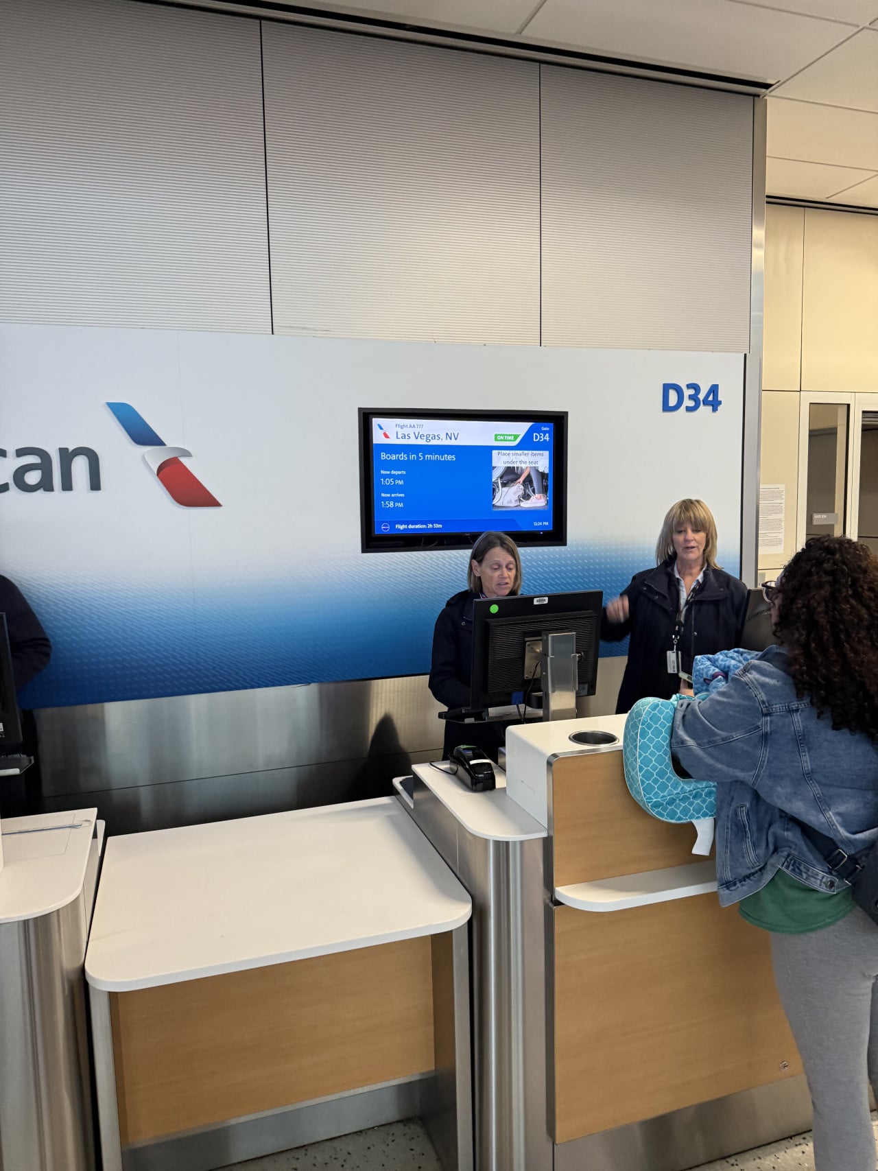 Gate American Airlines D34, obrazovka hlásí let do Las Vegas, NV.