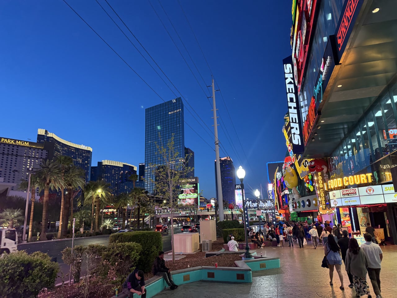 Večerní Las Vegas Strip, neon SKECHERS, FOOD COURT, hotel W a davy