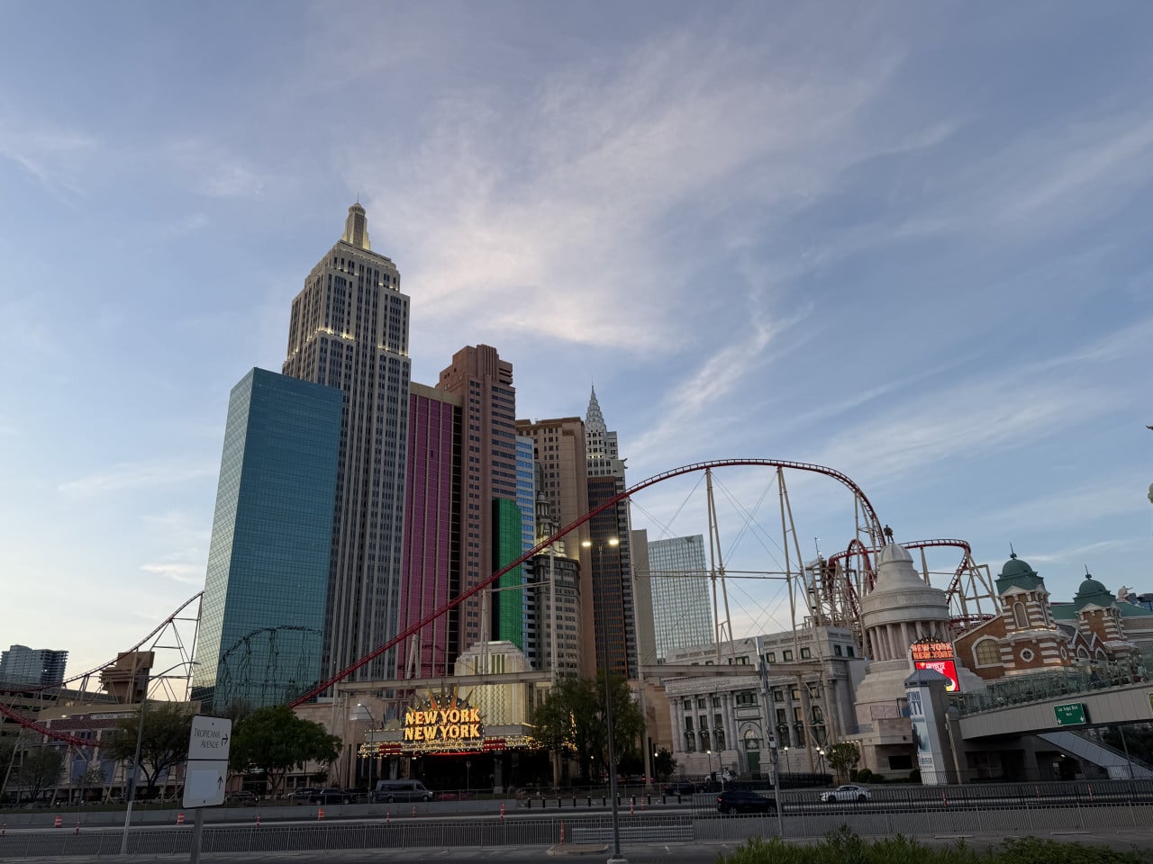 Hotel New York-New York v Las Vegas, horská dráha, nápis NEW YORK NEW YORK.