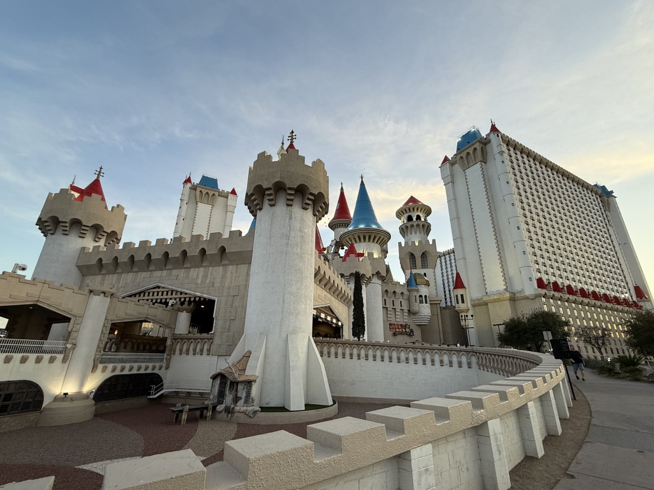 Hradní fasáda hotelu Excalibur v Las Vegas, věže s barevnými střechami.