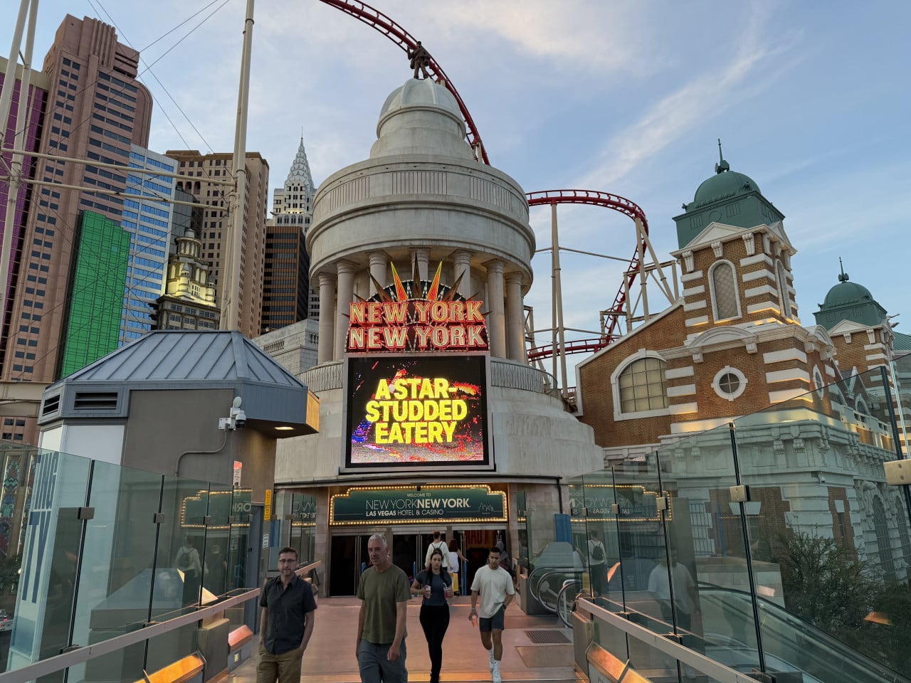 Vstup New York-New York v Las Vegas, nápis A STAR STUDDED EATERY, horská dráha.