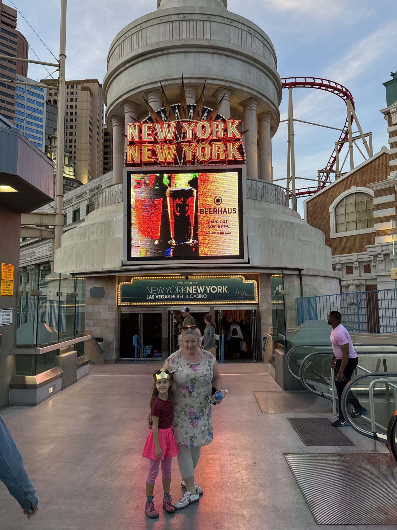 Vstup do hotelu New York-New York, nápis NEW YORK NEW YORK, žena s dívkou.