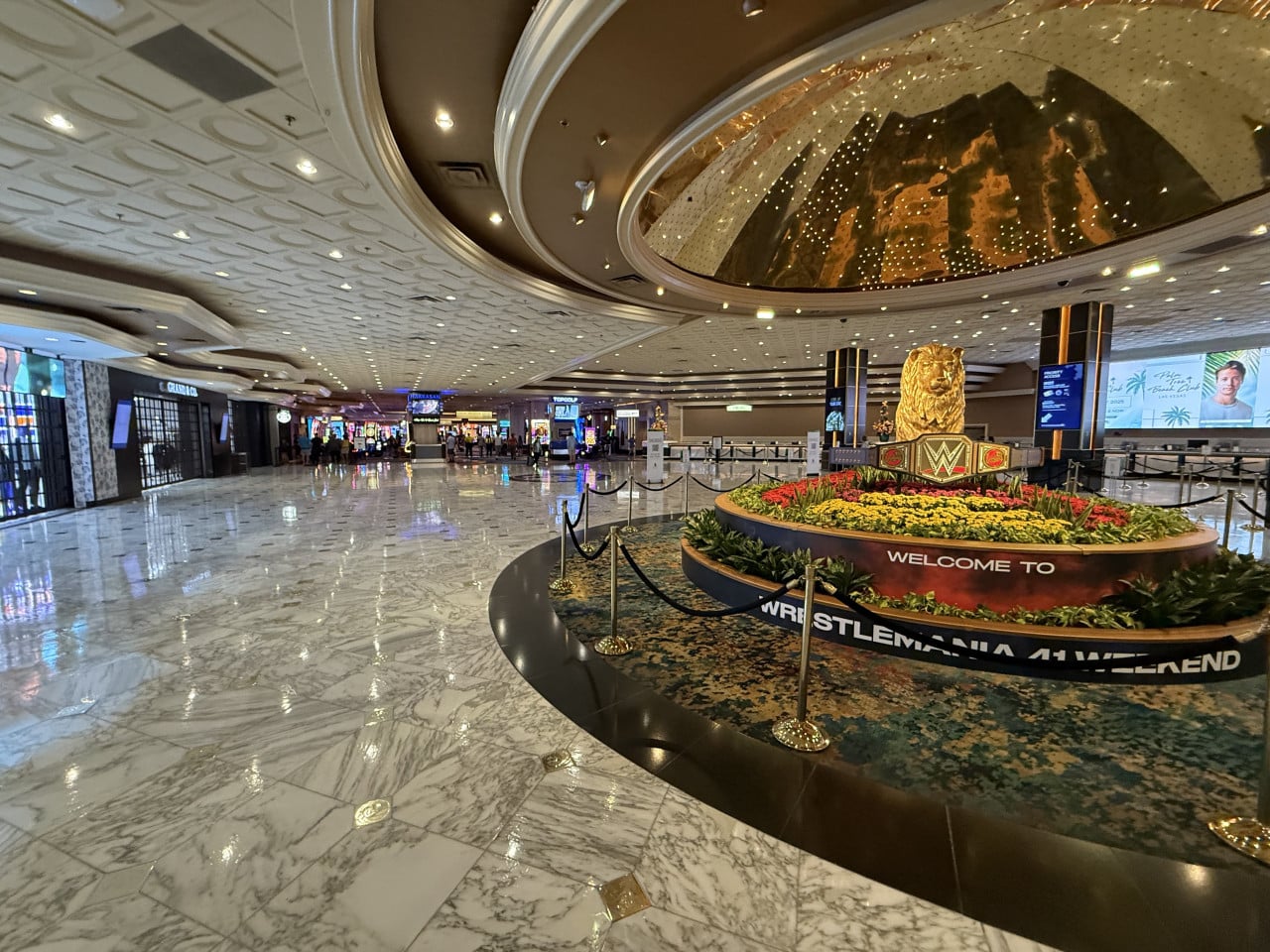 Lobby kasina s mramorovou podlahou, zlatý lev a nápis WELCOME TO WRESTLEMANIA 41 WEEKEND