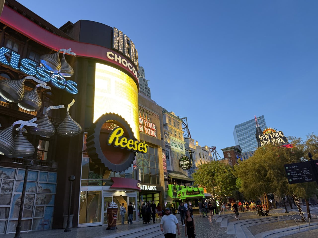 HERSHEY'S CHOCOLATE WORLD, Reese's a Kisses, dav lidí; v pozadí nápis NEW YORK NEW YORK.
