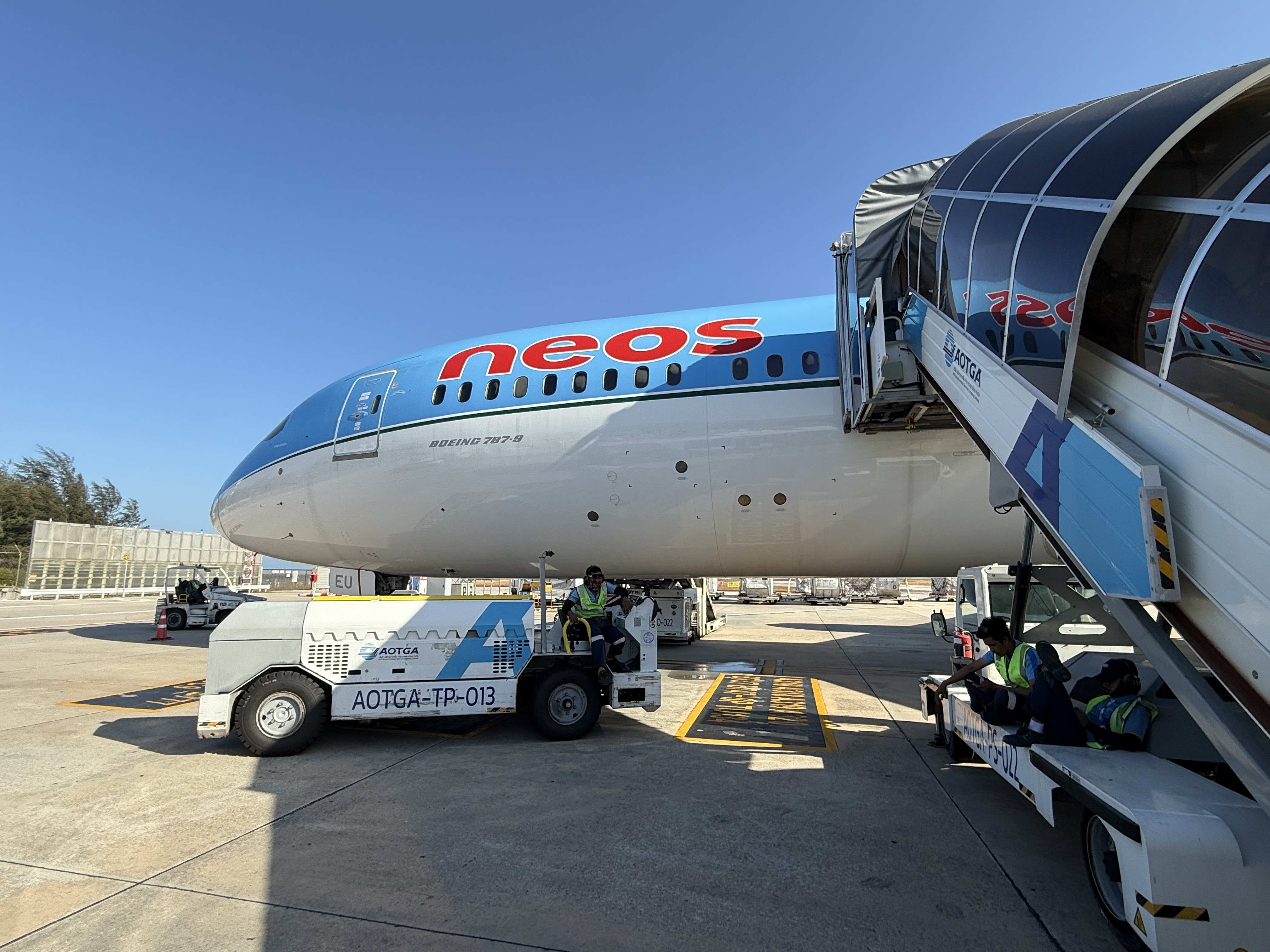 Letadlo Neos na charterovém letu do Thajska, Phuket, začátek rodinné dovolené