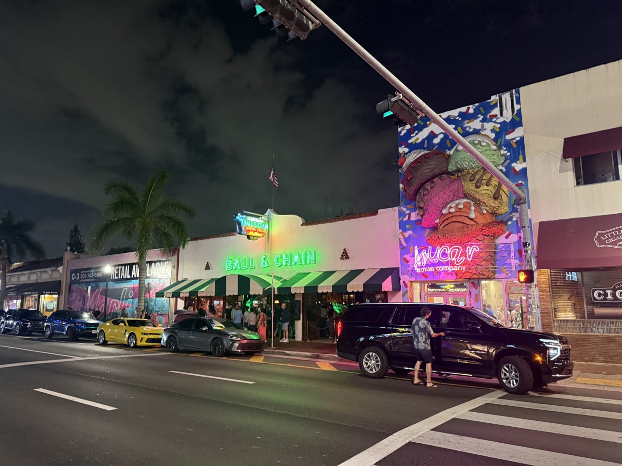 Noční ulice s neonem BALL & CHAIN a nápisem Azucar Ice Cream Company