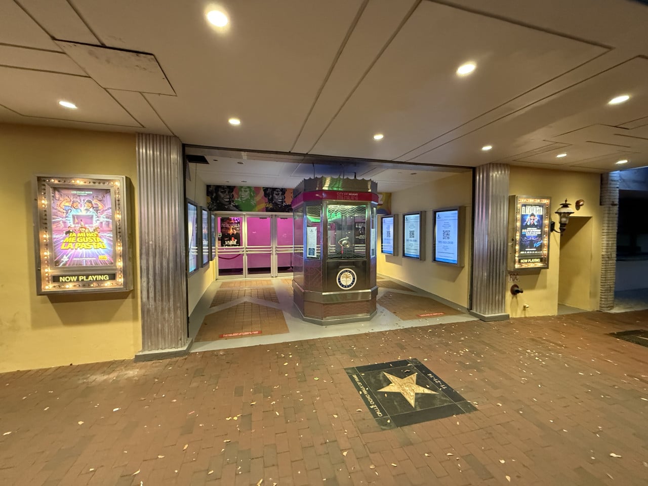 Vchod kina s budkou City of Miami Little Havana, plakáty NOW PLAYING
