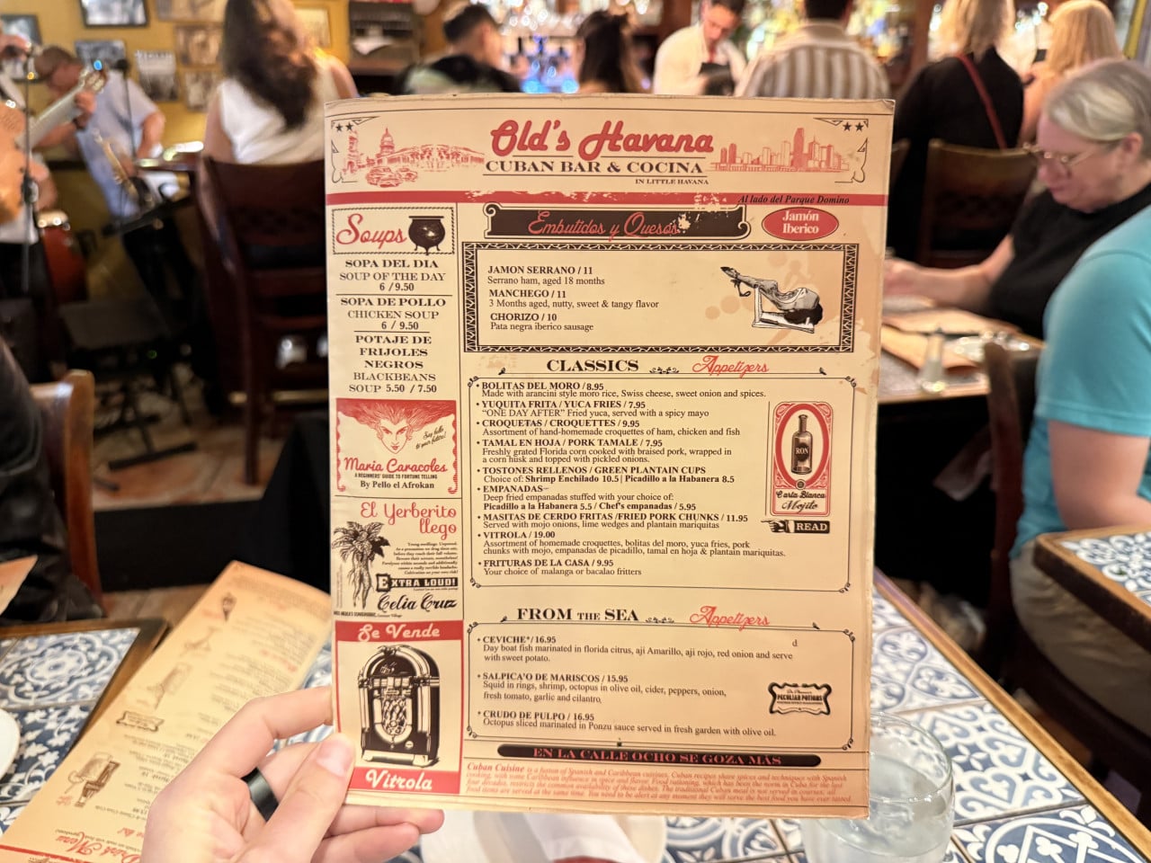 Menu Old's Havana Cuban Bar & Cocina držené v ruce v restauraci