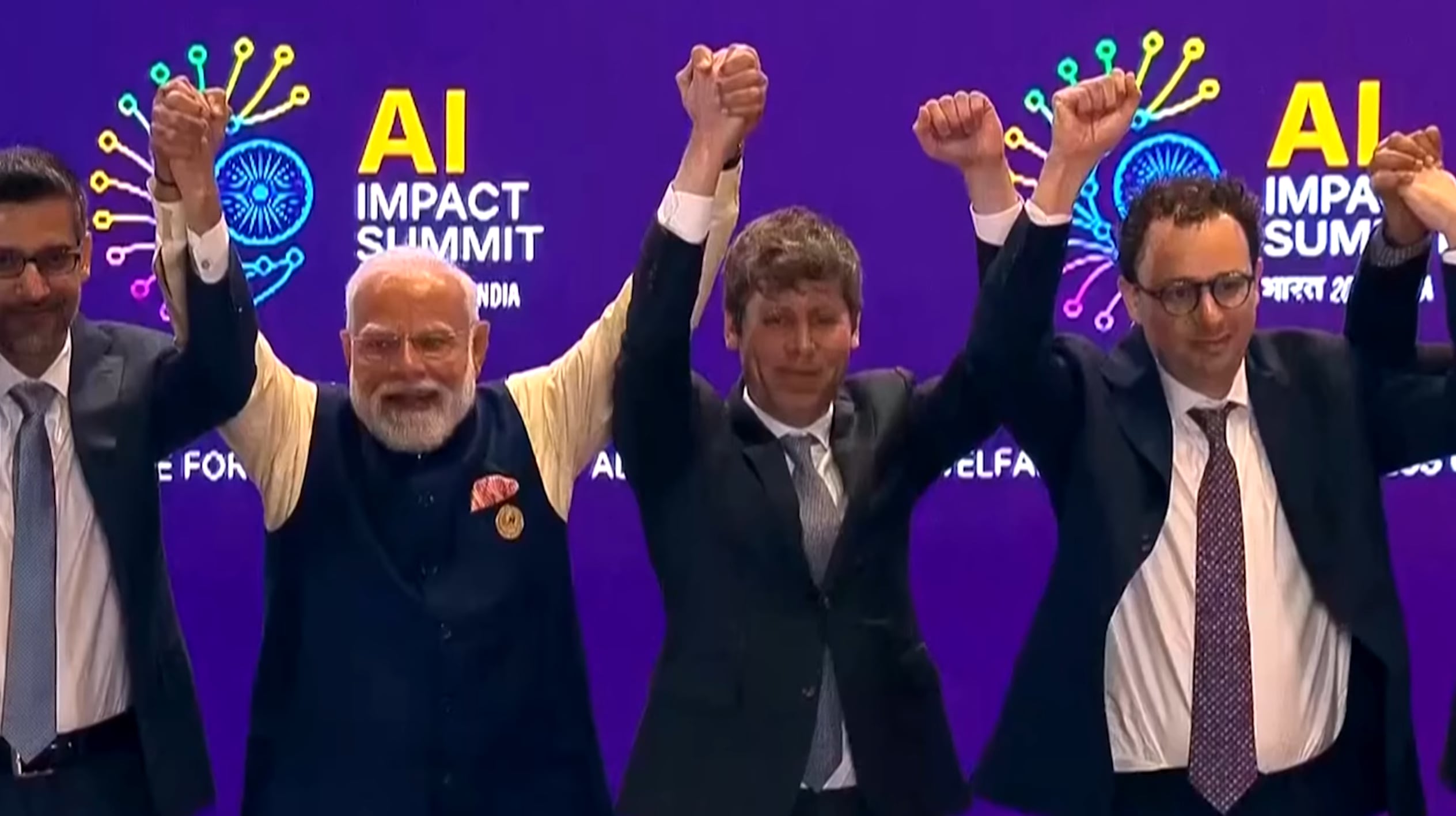 Sam Altman a Dario Amodei si na summitu o AI odmítli podat ruce