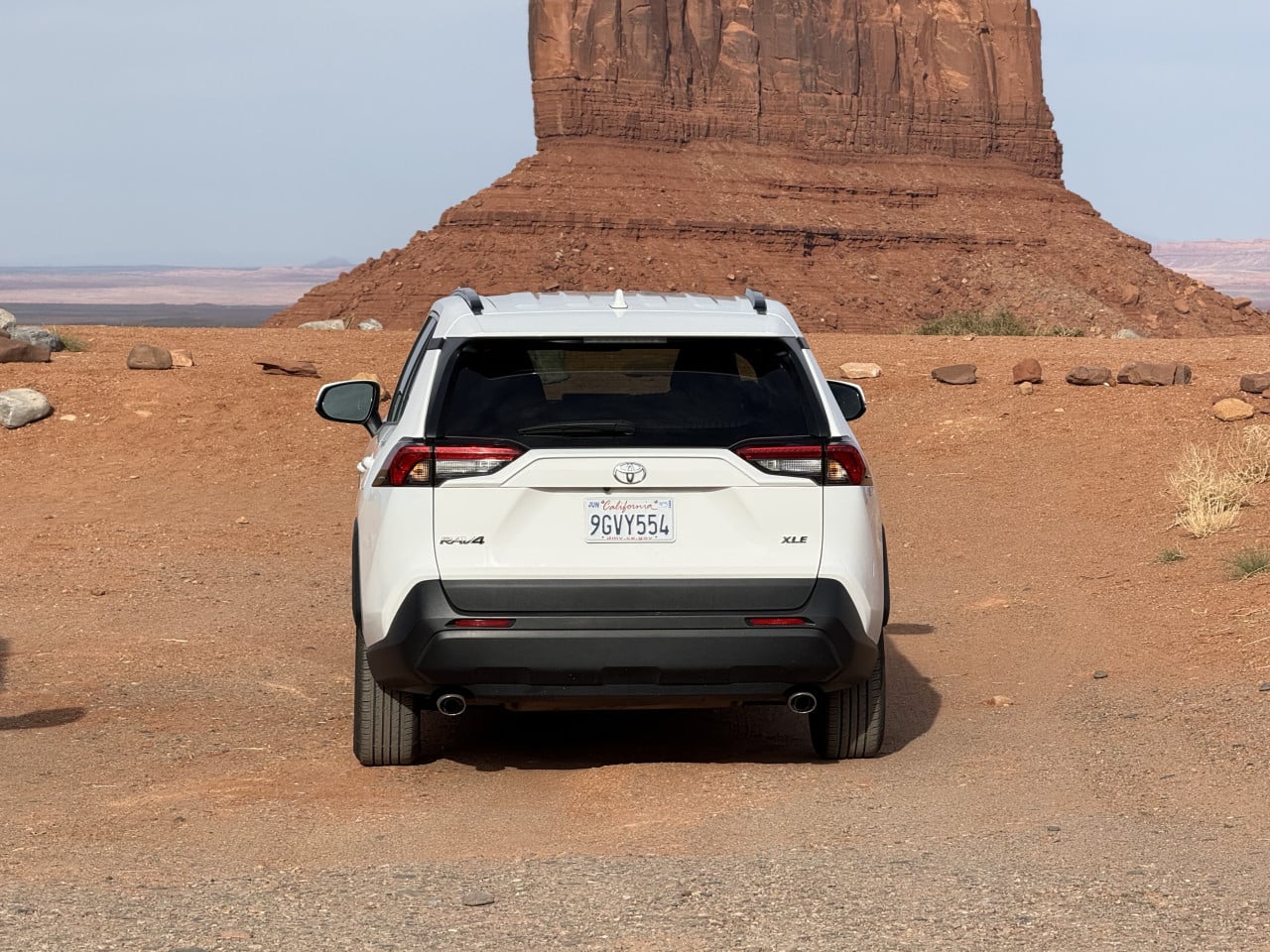 Bílá Toyota RAV4 s SPZ California 9GVY554 před monumentem v Monument Valley