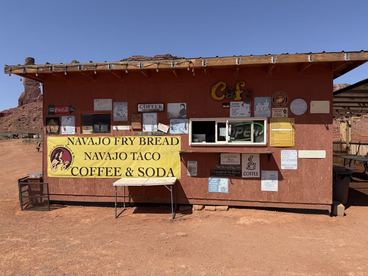 Stánek Café v poušti, nápis NAVAJO FRY BREAD NAVAJO TACO COFFEE & SODA.