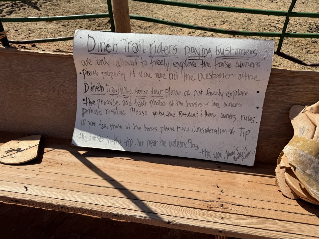 Ruční cedule Dineh Trail Riders: paying customers only, private property, tip jar