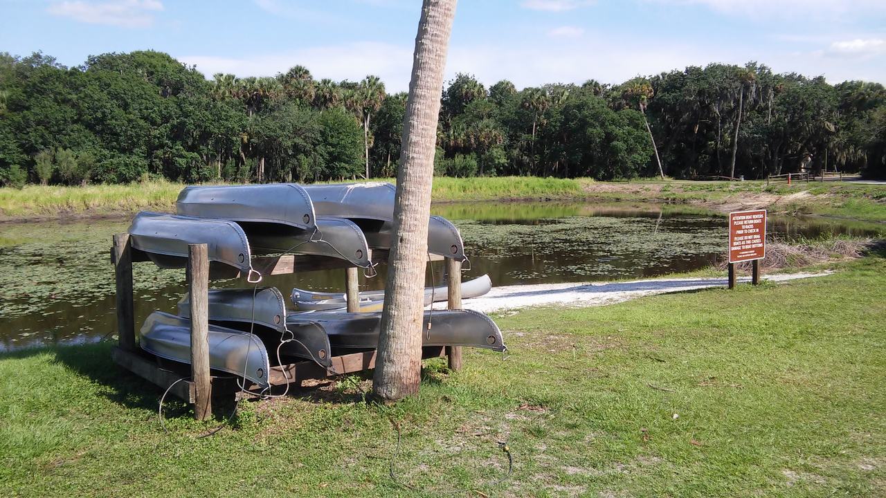 Kanoe na stojanu u jezírka v Myakka River State Park, Florida