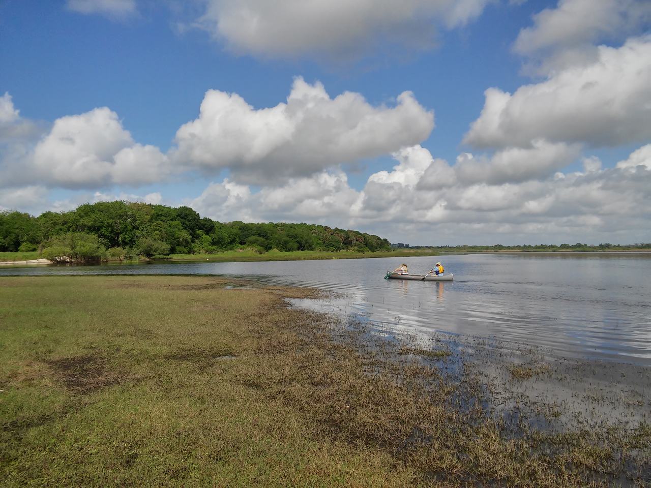 Jezero v Myakka River State Park s dvěma lidmi v kánoi, obloha s mraky