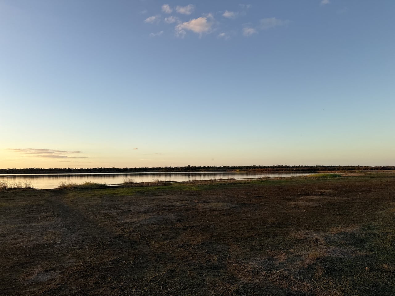 Klidné jezero v Myakka River State Park při západu slunce, bez aligátorů.