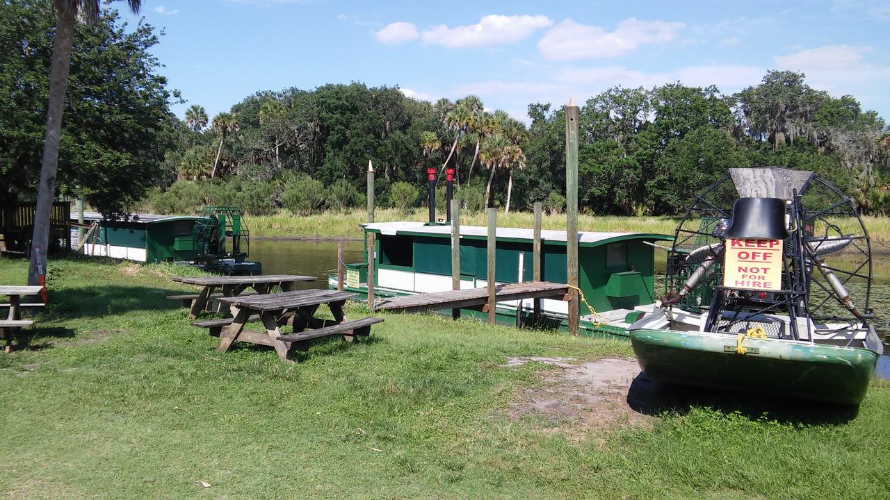Vzduchový člun s nápisem KEEP OFF NOT FOR HIRE u mola na řece v Myakka River State Park