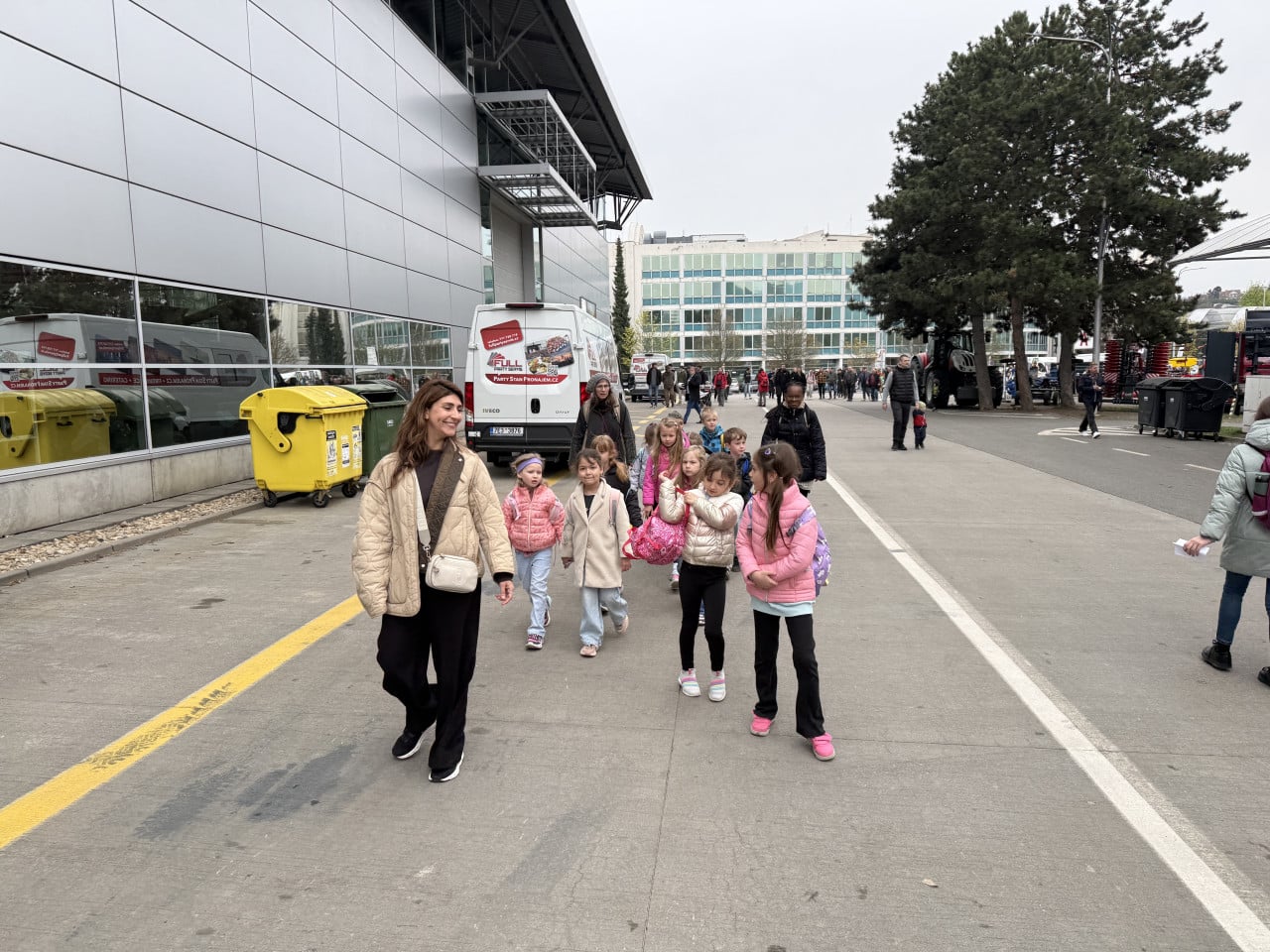 Školní děti s učitelkou jdou po areálu brněnského výstaviště mezi návštěvníky.