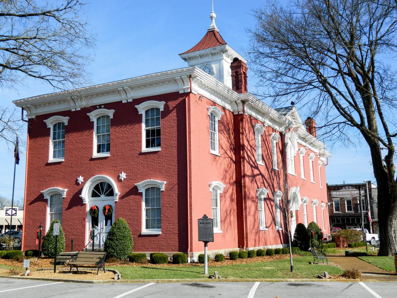 Červená cihlová budova Moore County s hodinovou věží na náměstí Lynchburgu