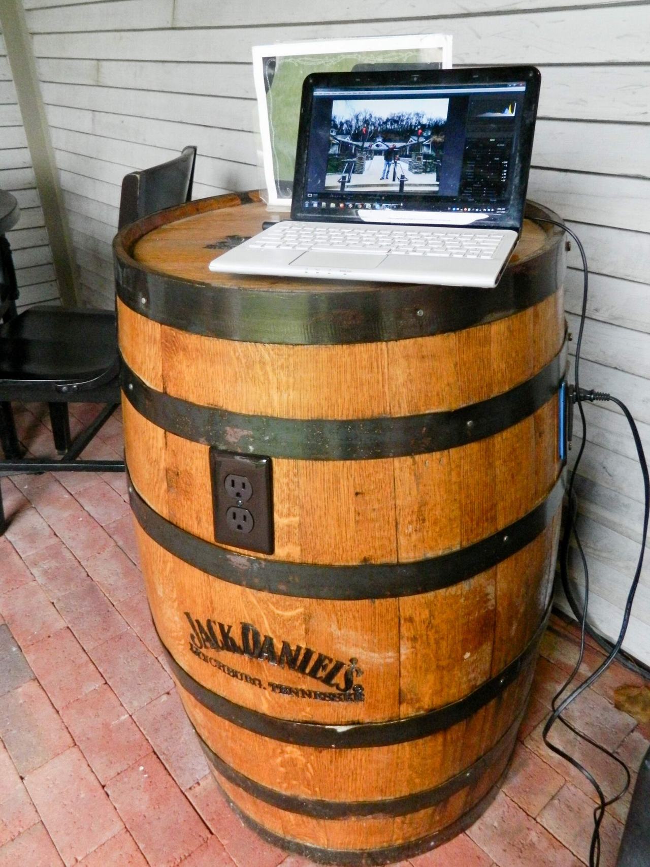 Otevřený notebook na sudu s nápisem JACK DANIEL'S, LYNCHBURG, TENNESSEE