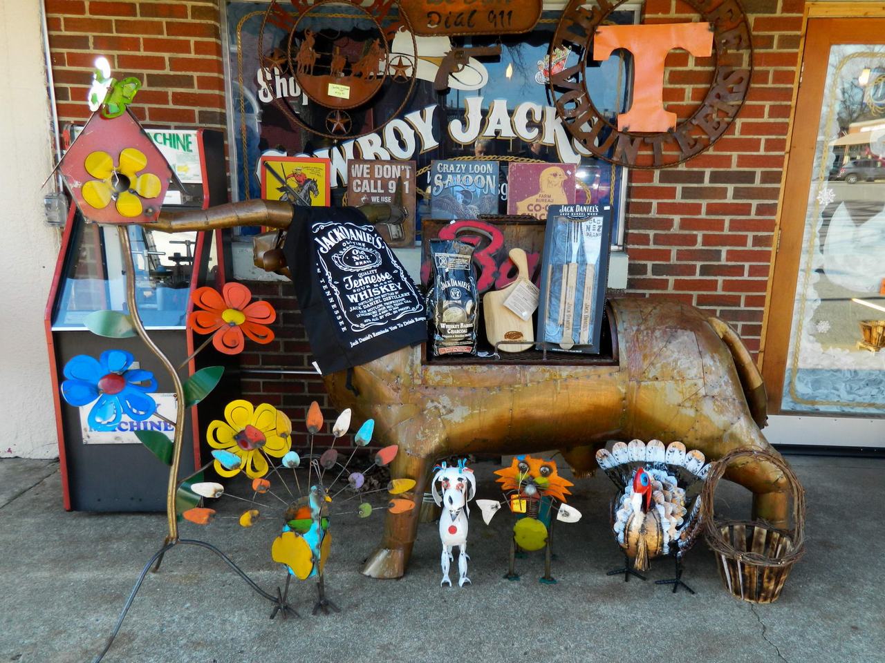 Výloha s cedulí BOY JACK, suvenýry Jack Daniel’s a kovové květiny