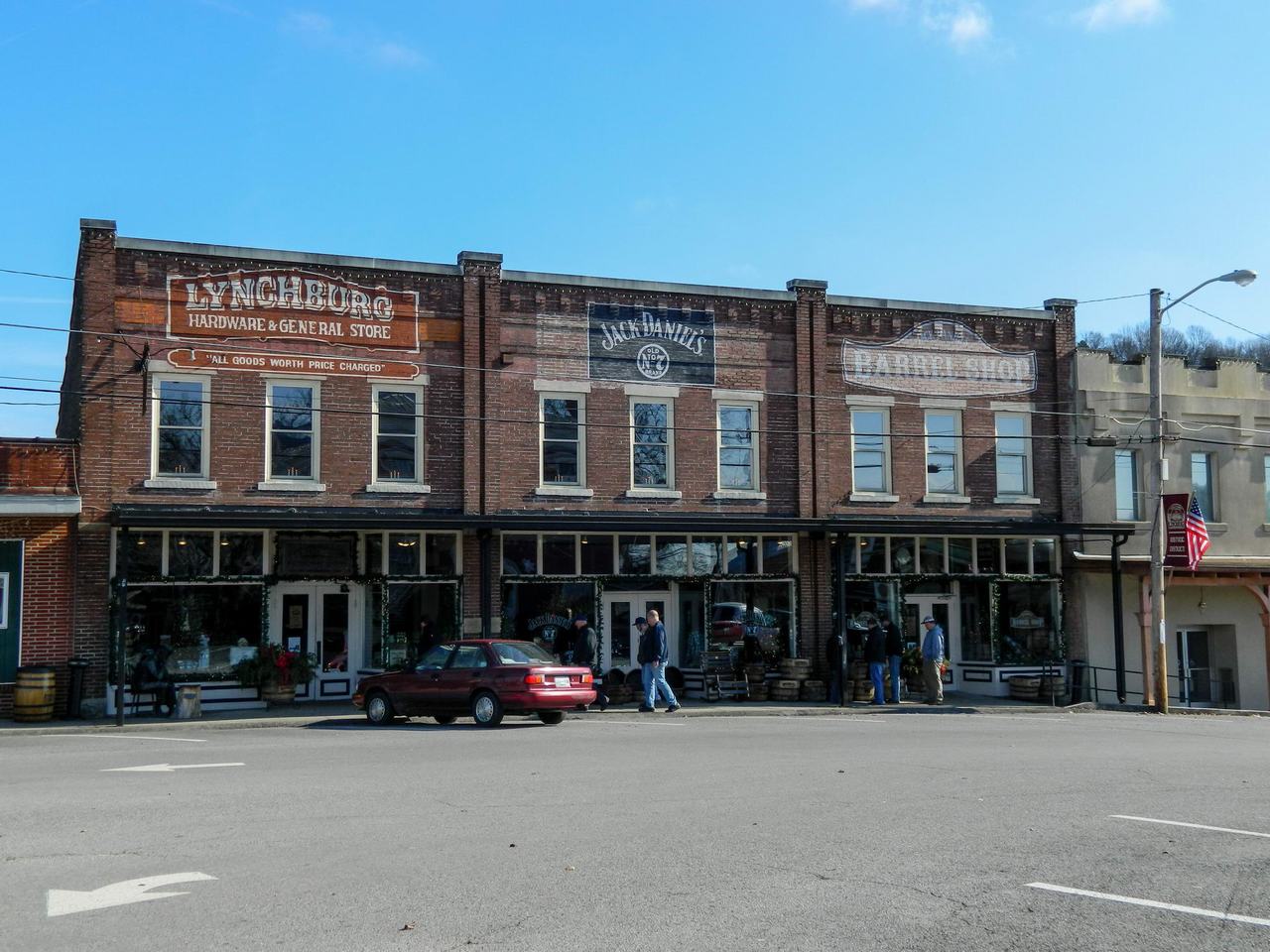 Cihlové domy v Lynchburgu se slogany LYNCHBURG HARDWARE & GENERAL STORE, JACK DANIEL’S, BARREL SHOP.