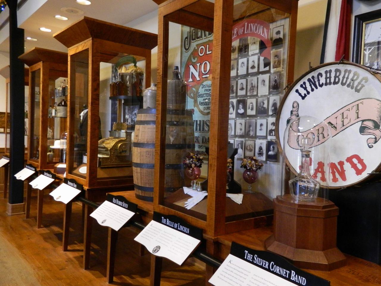 Vitríny s artefakty, plakáty Old No. 7 a cedule LYNCHBURG CORNET BAND.