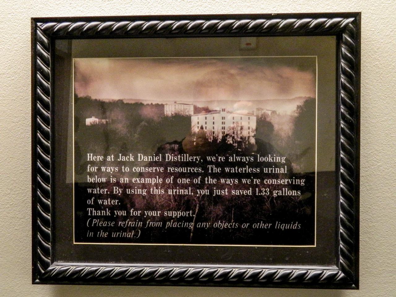 Zarámovaný plakát s fotkou destilerie a textem Here at Jack Daniel Distillery… saved 1.33 gallons