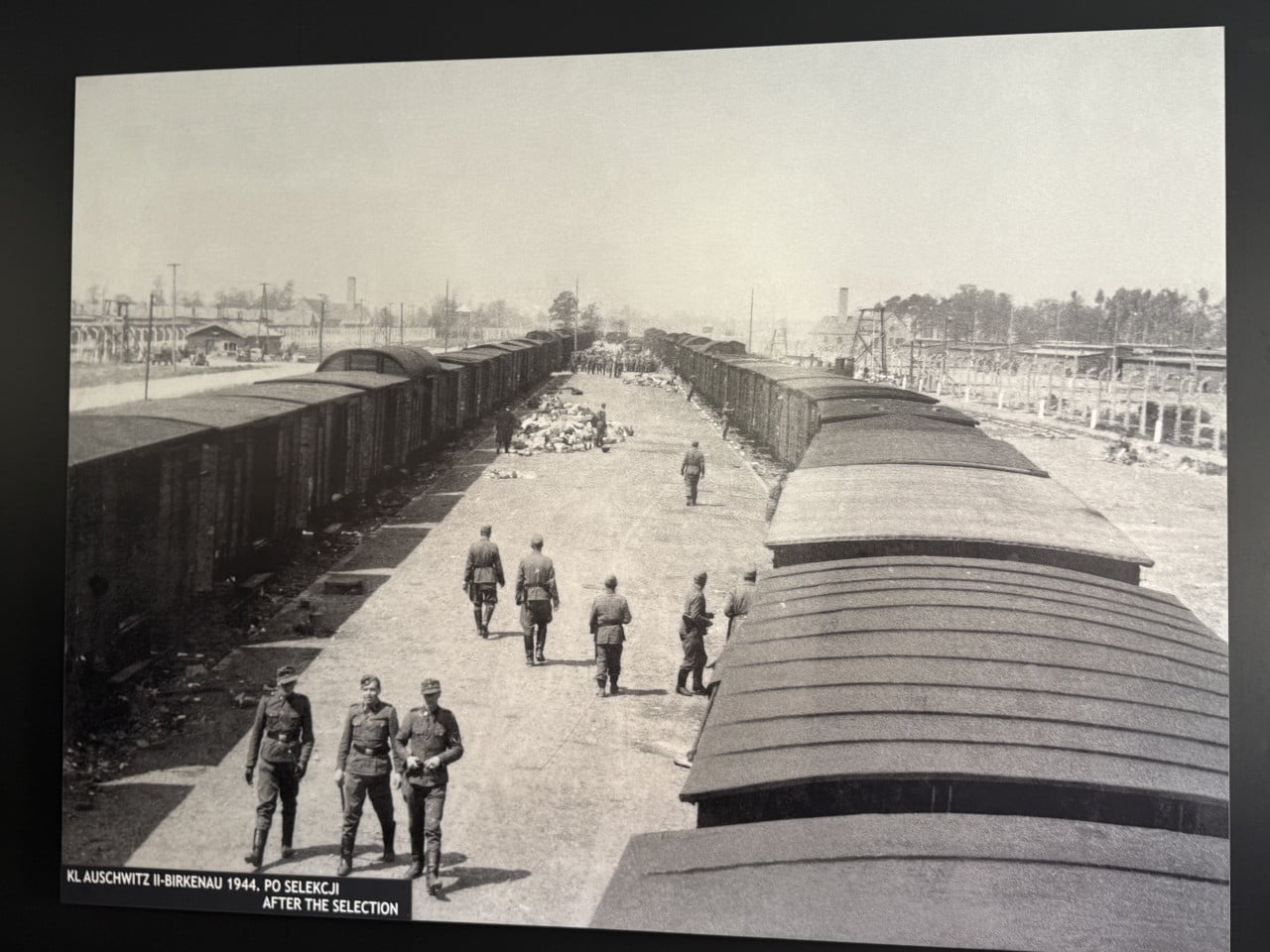 Auschwitz-Birkenau 1944: vojáci na rampě mezi baráky po selekci