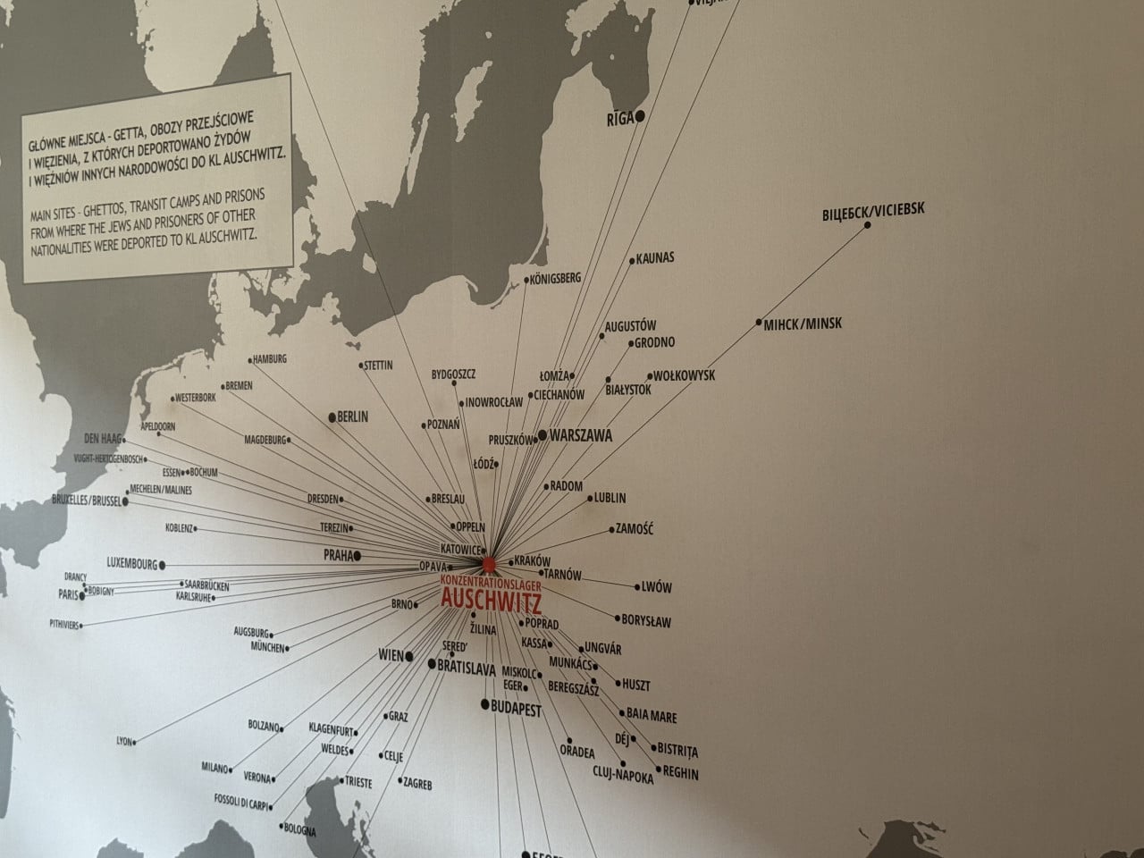 Mapa deportací do koncentračního tábora Auschwitz s vyznačenými evropskými městy, včetně nápisu KZ Auschwitz.