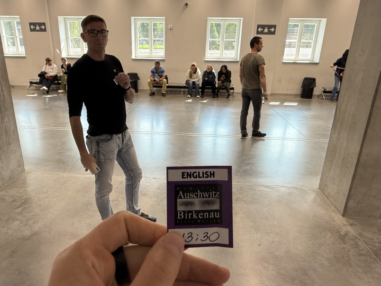 Průvodcovská karta English Auschwitz Birkenau, návštěvníci v čekárně muzea