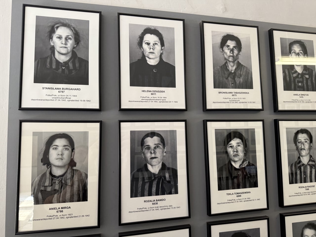 Rámované černobílé portréty vězeňkyň s jmény a čísly v muzeu Osvětim-Birkenau