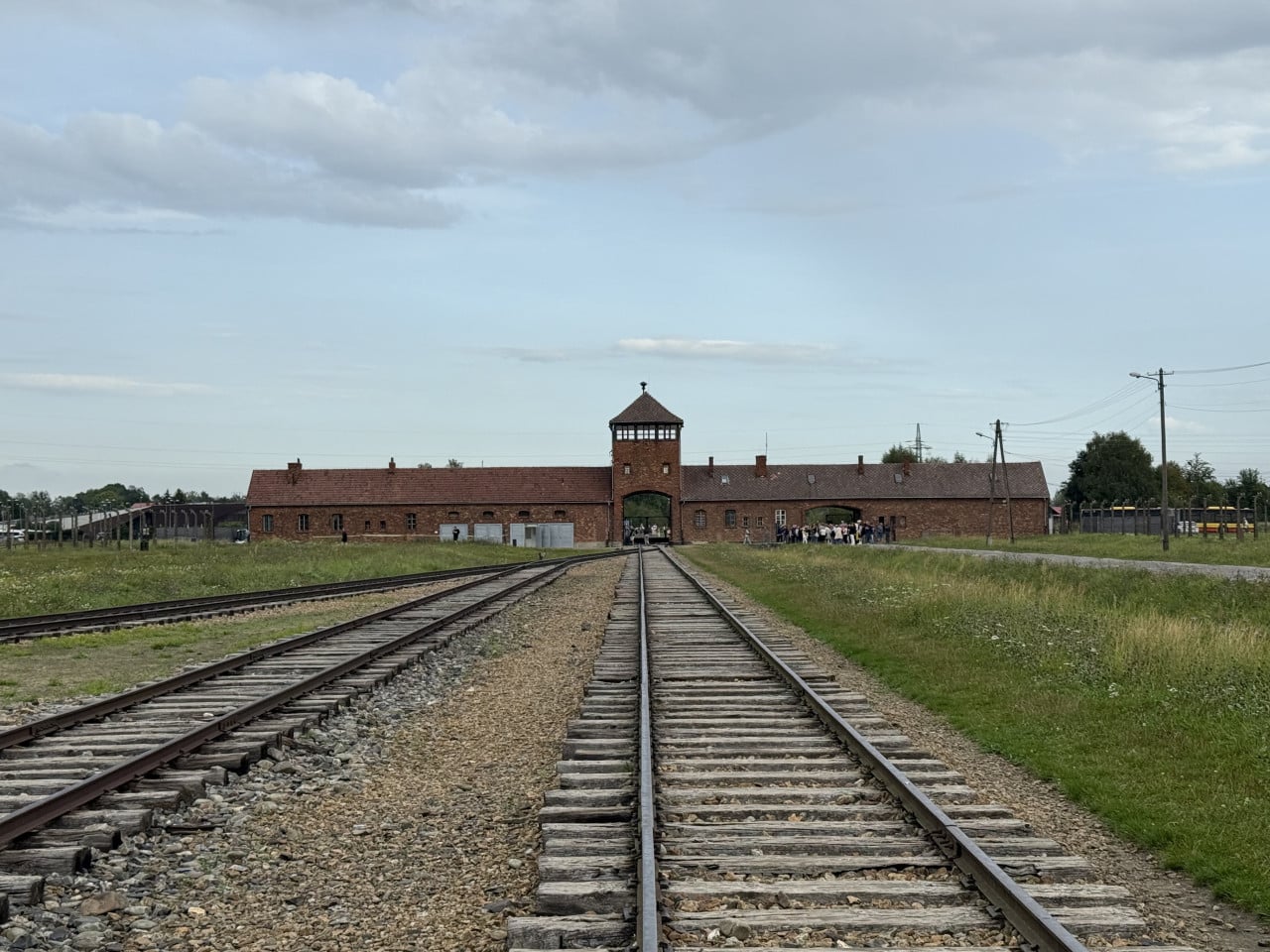 Pohled na železniční koleje směřující k bráně tábora Auschwitz-Birkenau.