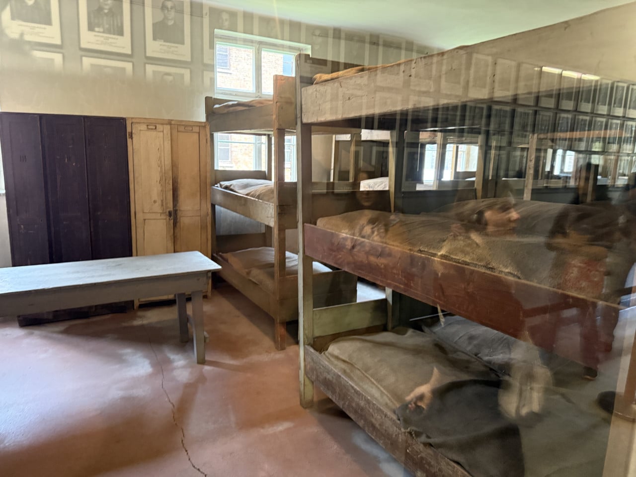 Bunk beds a dřevěné skříňky v autenticky zařízené táborové místnosti.