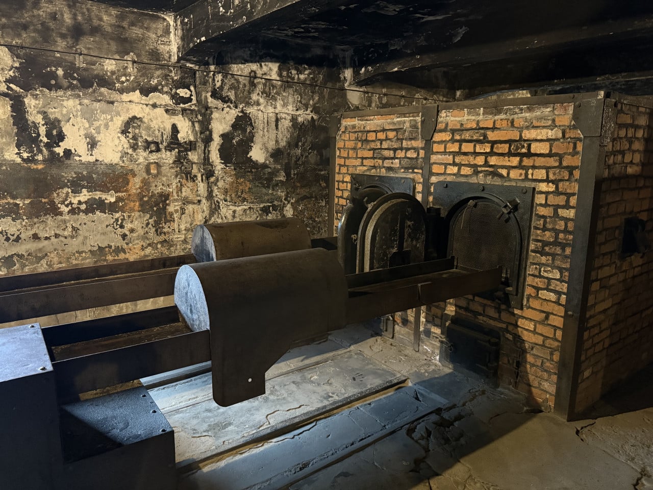 Německé krematorium v Auschwitz s cihlovými pecemi a ohořelými zdmi