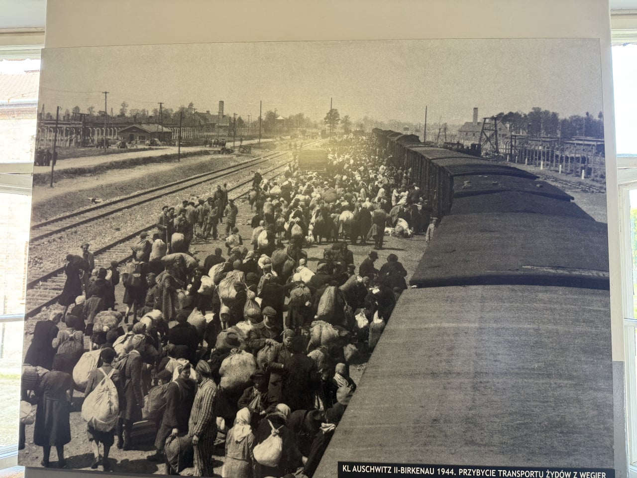 Fotografie transportu židů v Birkenau s nápisem KL AUSCHWITZ II-BIRKENAU 1944. PRZYBYCIE TRANSPORTU ŻYDÓW Z WĘGIER
